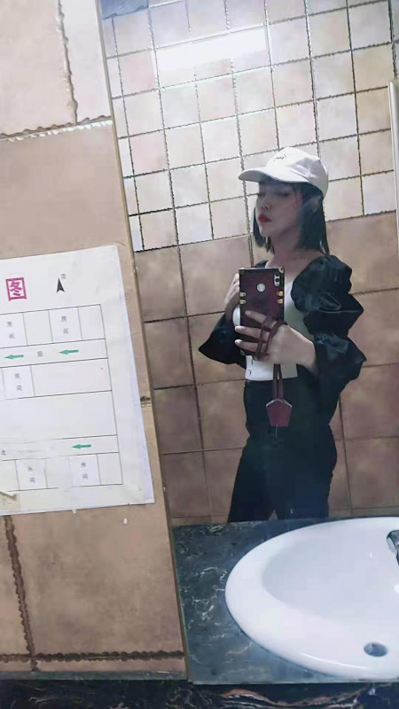 年轻大长腿妹子